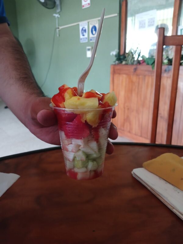 Vaso de fruta (sandía, piña, pepino y jícama) con chamoy