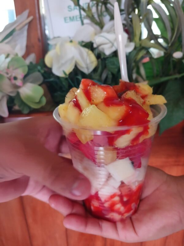 Vaso de fruta (sandía, piña, poco pepino y jícama) con chile - chamoy
